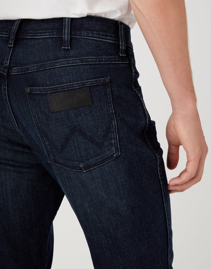 WRANGLER LARSTON MĘSKIE SPODNIE JEANSOWE DUSKY NIGHT W18SMI299