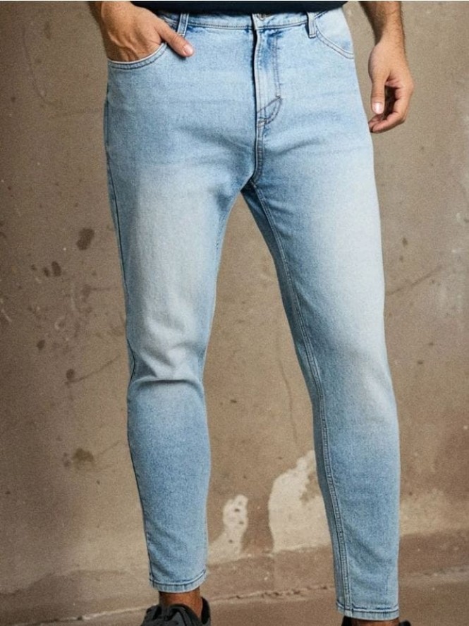 Jeansy cropped carrot fit - niebieski