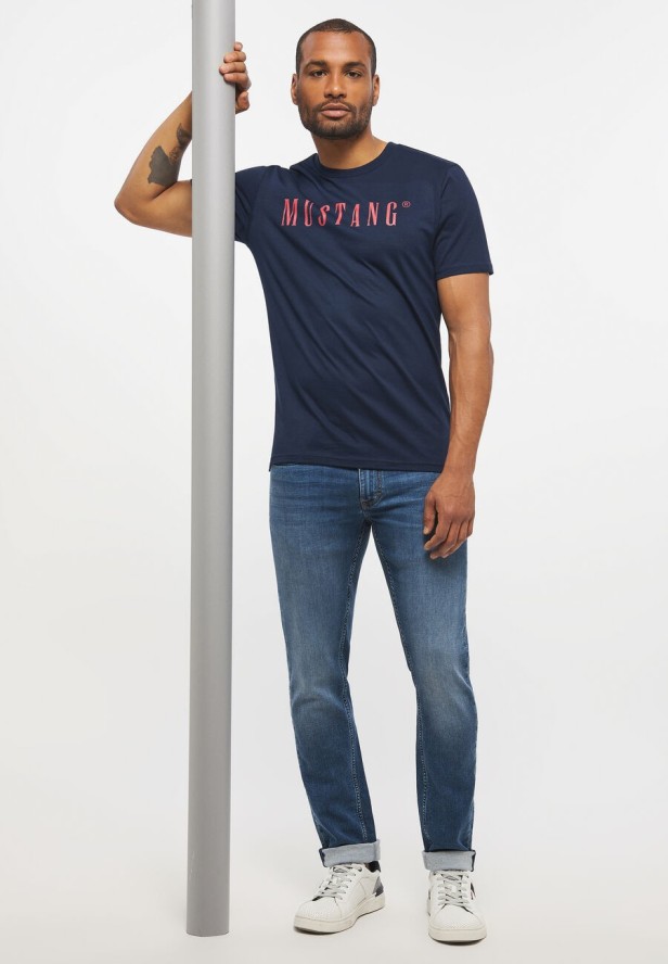 MUSTANG Style Alex C LOGO Tee MĘSKI T-SHIRT KOSZULKA NADRUK LOGO BLUE NIGHTS 1013221 4085