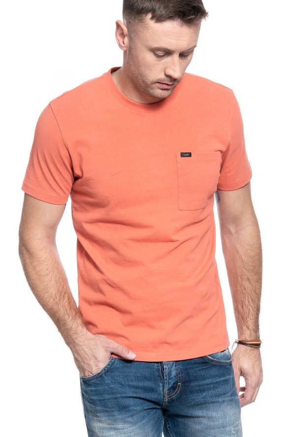 MĘSKI T-SHIRT LEE SS POCKET TEE PAPRIKA L64PSWNI 112115854