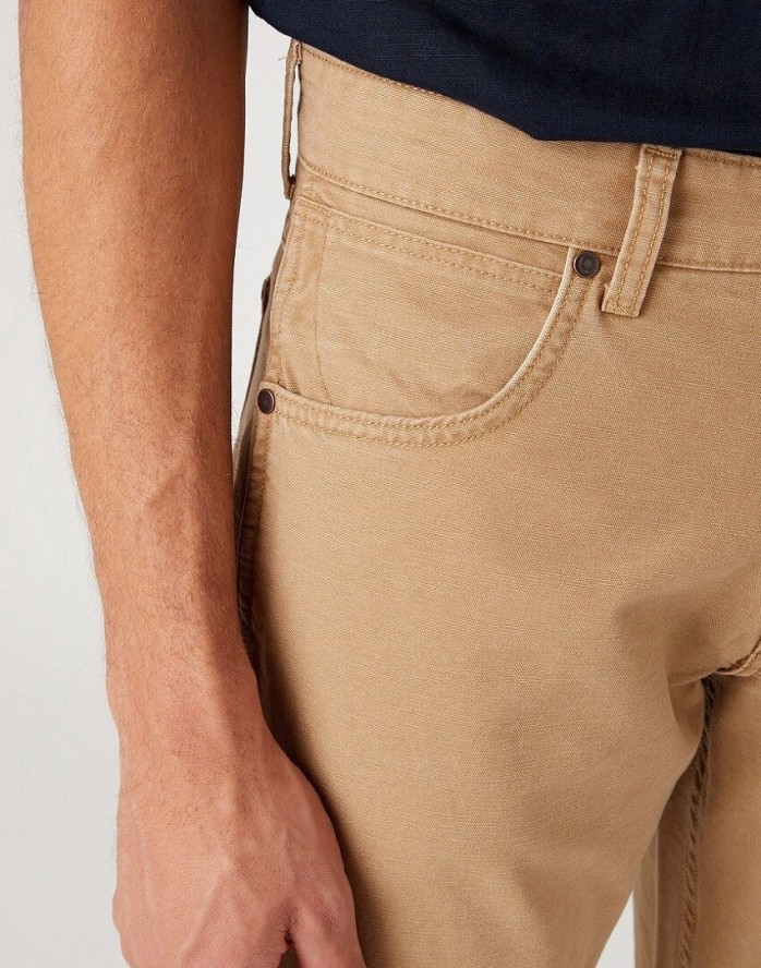 WRANGLER GREENSBORO MĘSKIE SPODNIE MATERIAŁOWE TIGERS EYE W15QDRC20 112334233