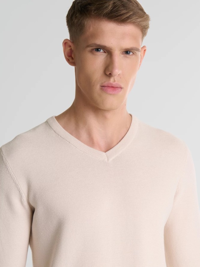 Sweter męski bawełniany klasyczny z dekoltem w serek beżowy Vasonitex 801