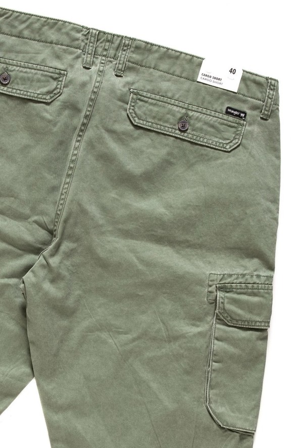 SPODENKI MĘSKIE WRANGLER CARGO SHORT MOSS GREEN W15DKC330 112126787