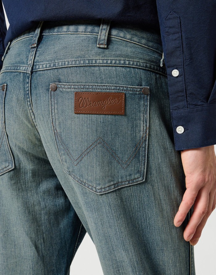 WRANGLER MĘSKIE SPODNIE JEANSOWE GREENSBORO SAGE WASH 112357417 W15Q008821