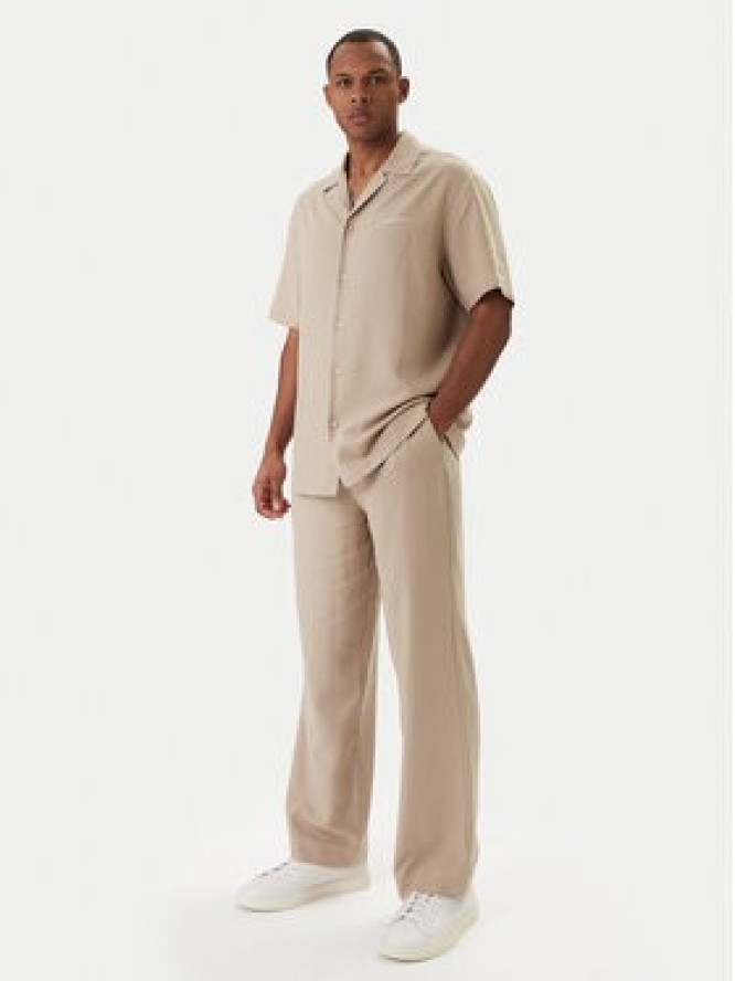 Emporio Armani Spodnie materiałowe EM000586 AF20590 U6213 Beżowy Regular Fit