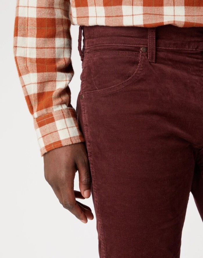 WRANGLER GREENSBORO MĘSKIE SPODNIE MATERIAŁOWE DAHLIA W15QLMH45