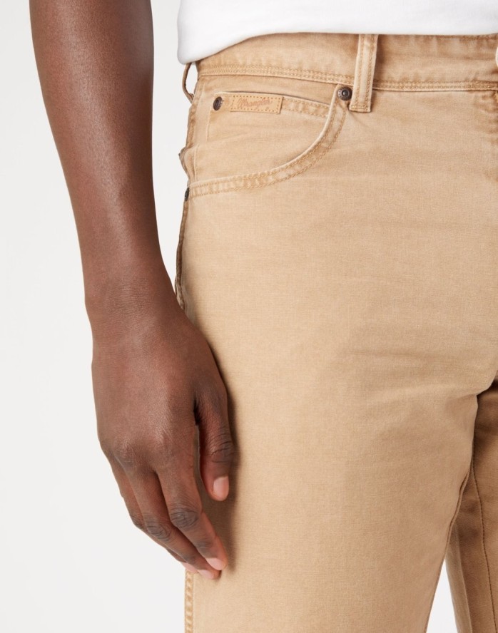 WRANGLER TEXAS MĘSKIE SPODNIE MATERIAŁOWE TIGERS EYE W121DRC20 112337508