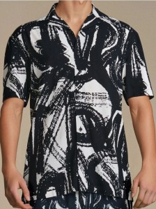 Wiskozowa koszula z kołnierzykiem w abstrakcyjny wzór - czarny