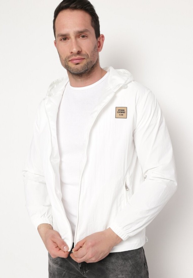 Biała Kurtka Wiatrówka z Naszywką i Kapturem Favema