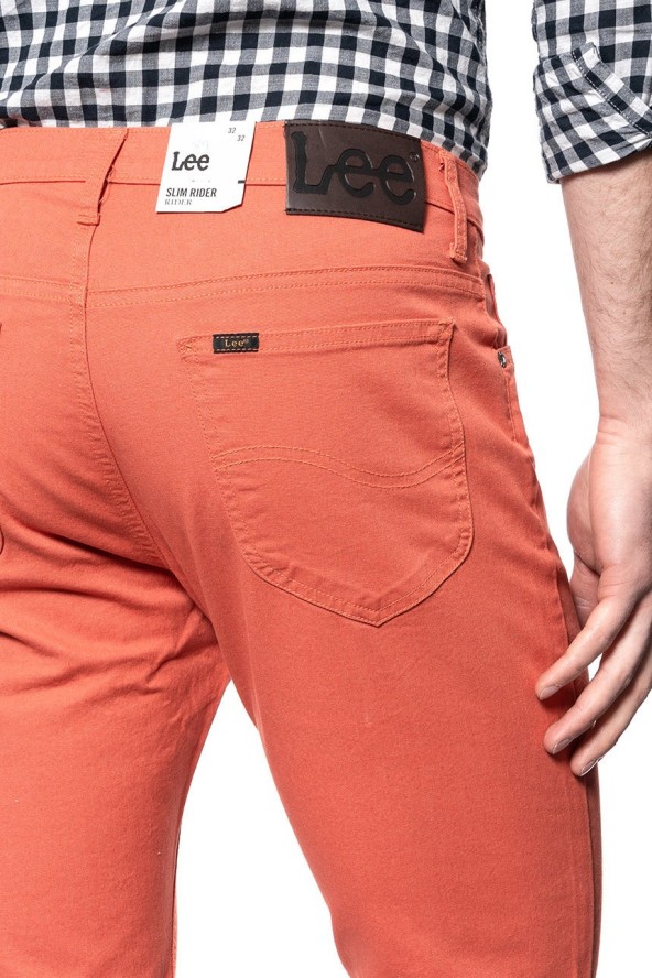 LEE RIDER MĘSKIE SPODNIE MATERIAŁOWE PAPRIKA L701LB22 112117566