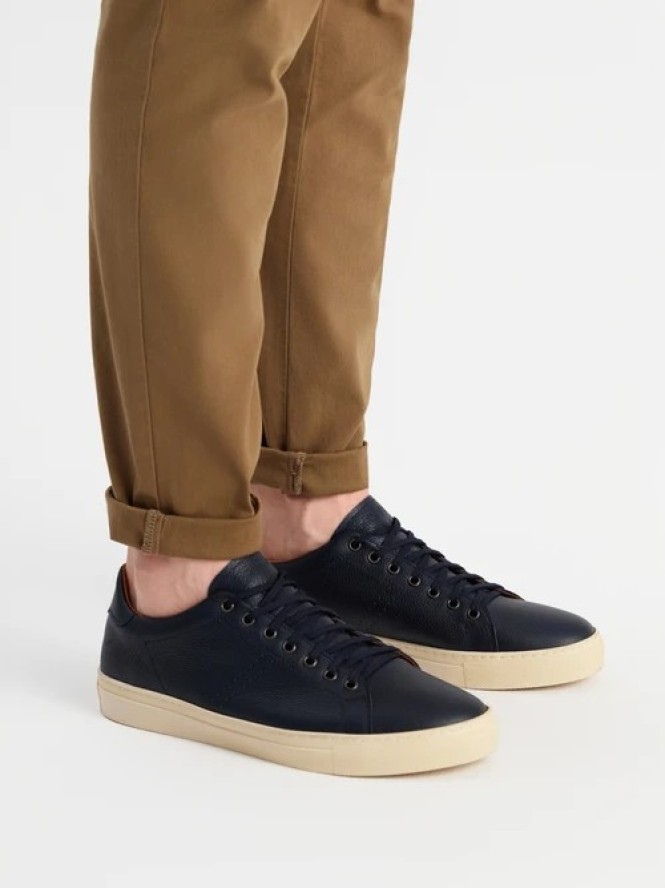 Granatowe buty typu trampki