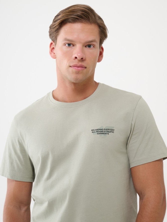 4F T-shirt regular z nadrukiem męski - oliwkowy/khaki XXL