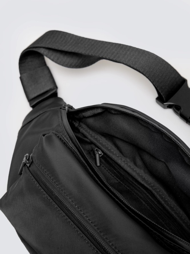 Saszetka męska typu nerka czarna Tizanor 906