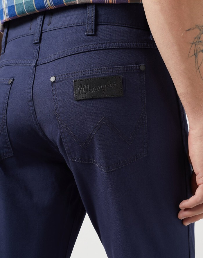 WRANGLER GREENSBORO MĘSKIE SPODNIE MATERIAŁOWE CHINO CHINOSY DARK NAVY 112350802 W15Q018200