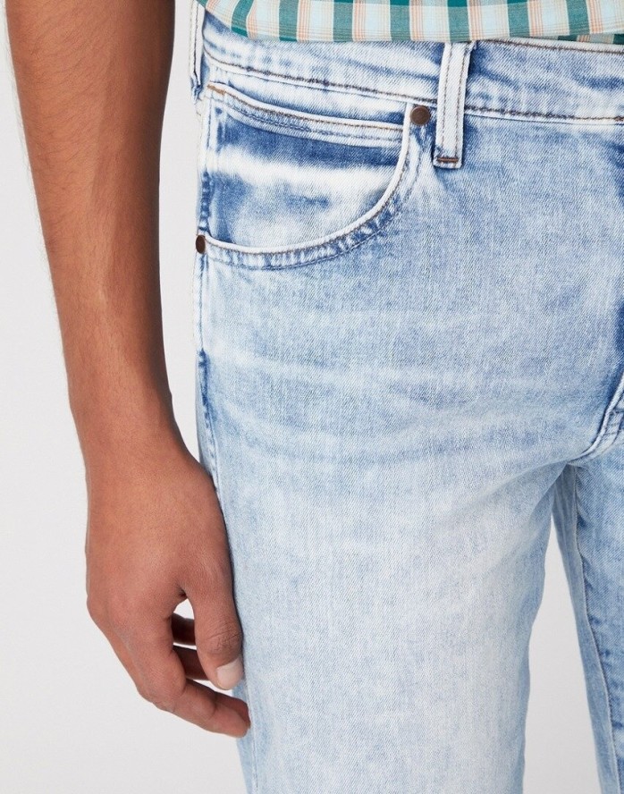 WRANGLER LARSTON MĘSKIE SPODNIE JEANSOWE DUSKY CLOUD W18SYJZ53 112331151
