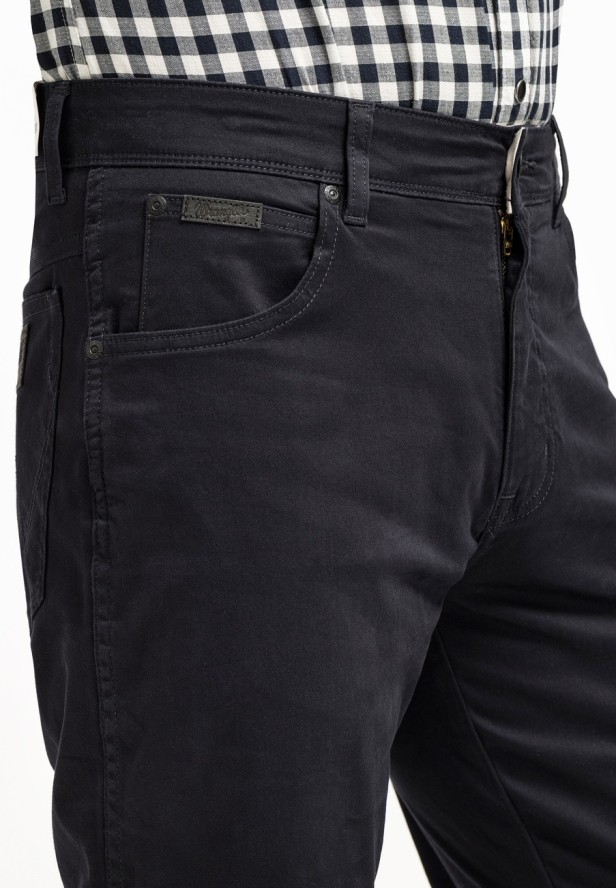 WRANGLER TEXAS SLIM MĘSKIE SPODNIE MATERIAŁOWE DARK NAVY W12SEAXAE 112330702