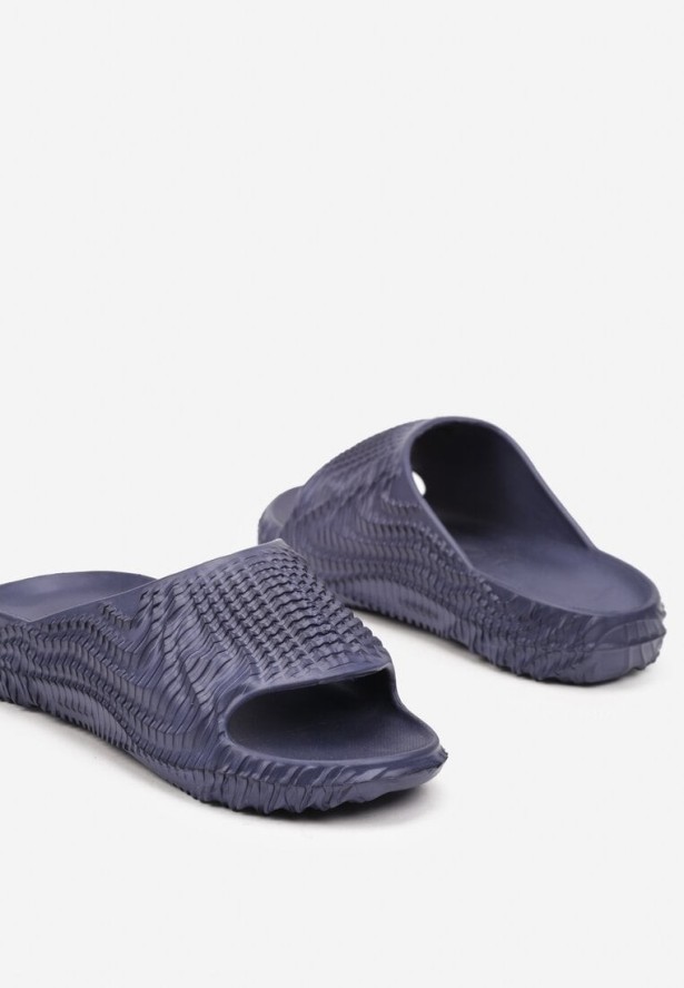Granatowe Klapki z Pianki na Płaskiej Podeszwie z Tłoczoną Cholewką Testarose