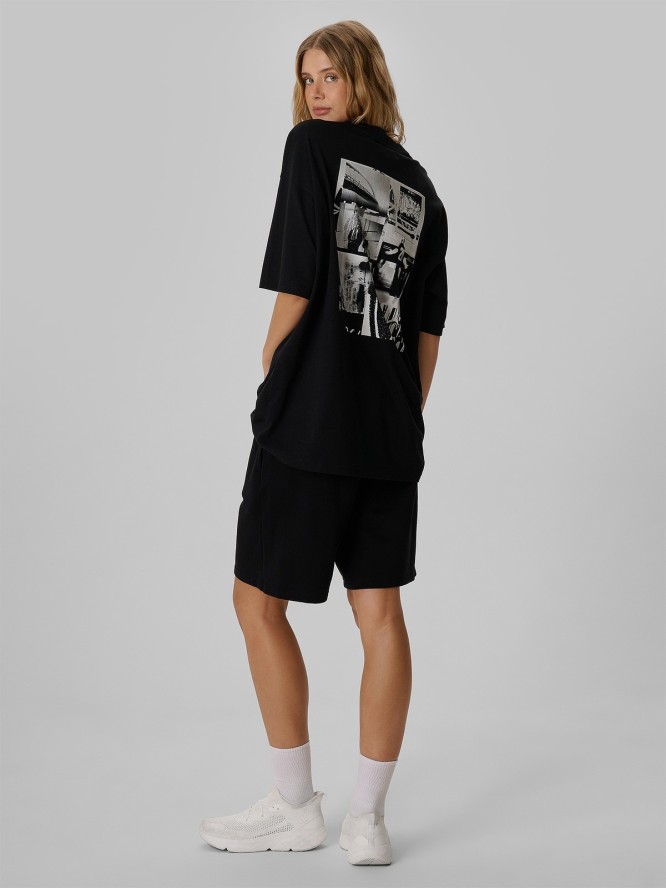 4F Regular Size: T-shirt loose z nadrukiem 4F | Tomasz Fornal - czarny XL