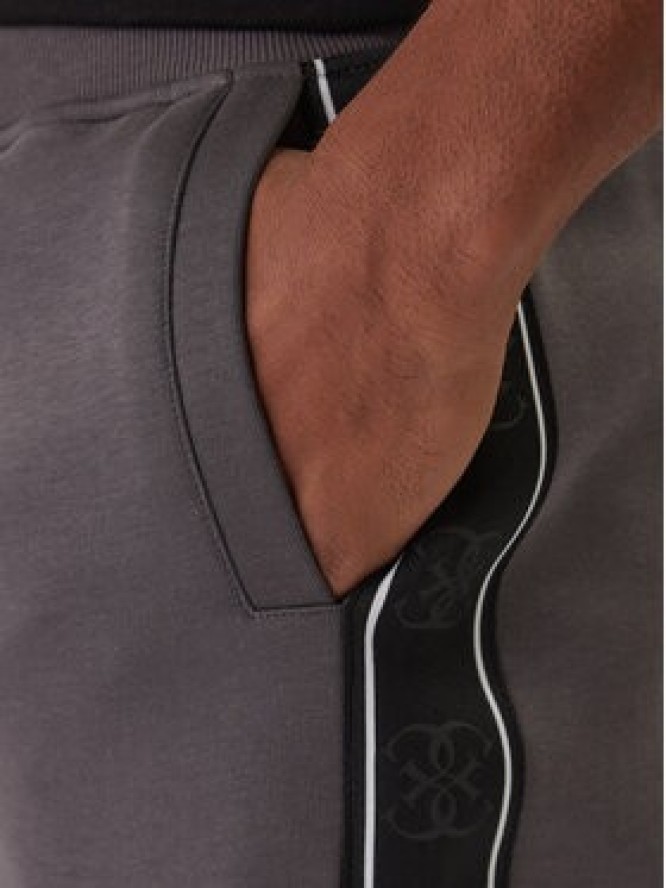 Guess Szorty materiałowe Z4RD04 KB3P2 Szary Regular Fit
