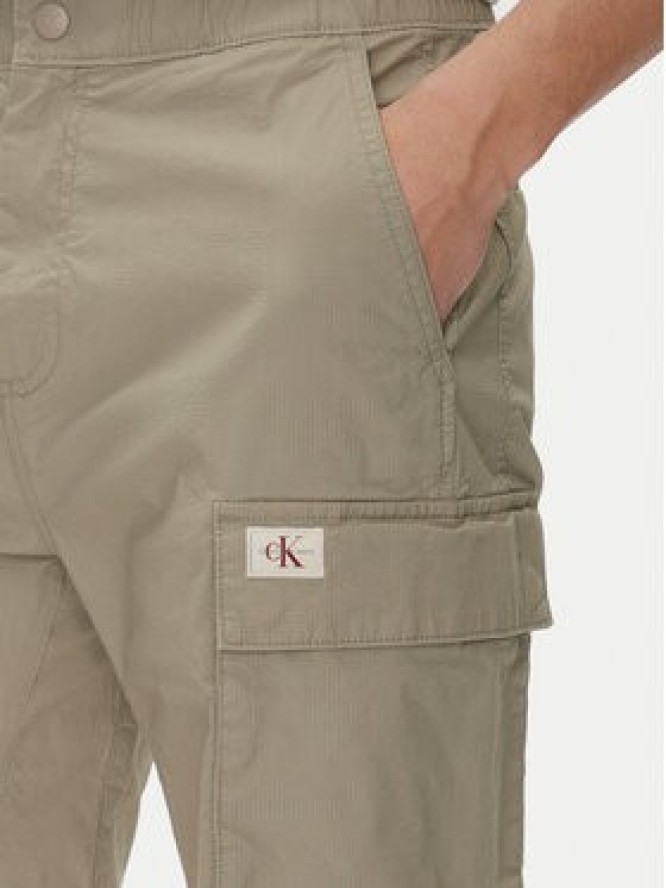 Calvin Klein Jeans Szorty materiałowe J30J327376 Zielony Regular Fit