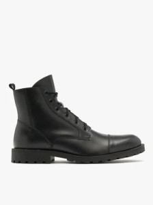 Czarne trzewiki z ozdobnymi przeszyciami