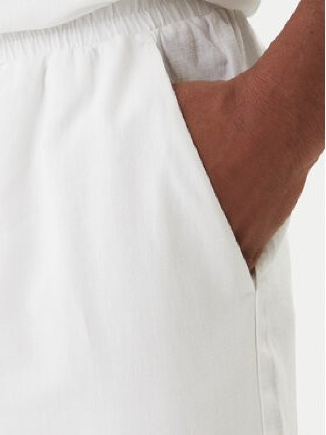 Emporio Armani Szorty materiałowe EM000681 AF20590 U0002 Biały Regular Fit