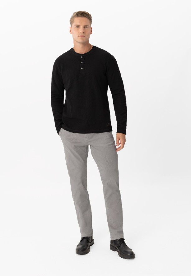 Materiałowe spodnie R-MATEO