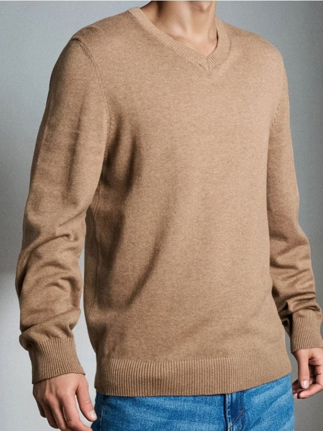 Sweter z dekoltem w serek - beżowy