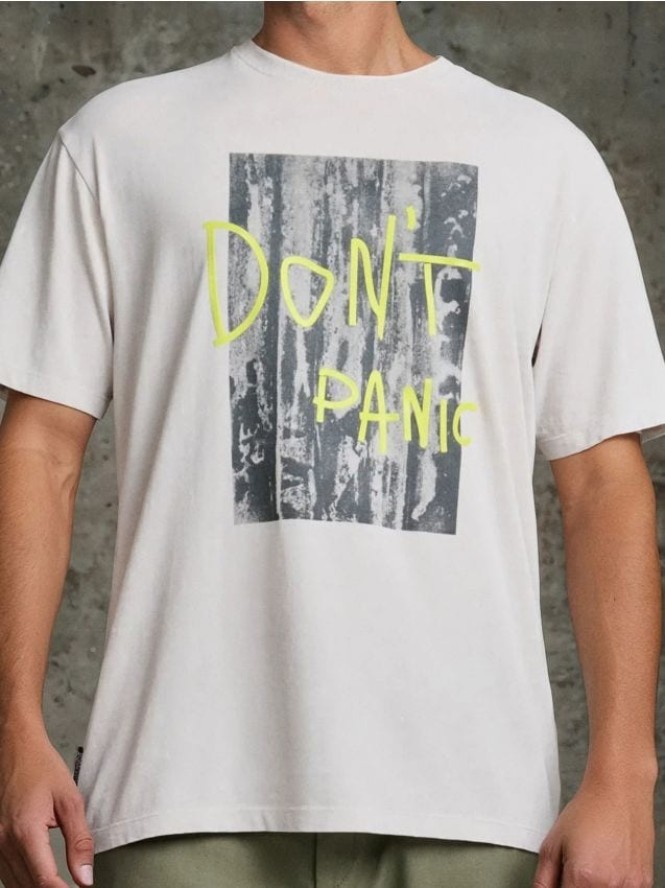 Koszulka comfort fit z nadrukiem i efektem sprania - kremowy