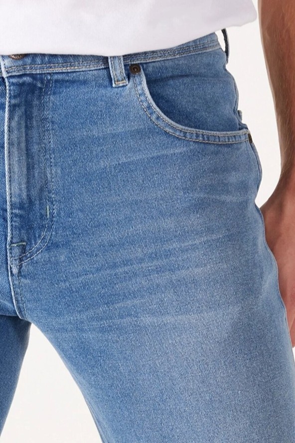 WRANGLER TEXAS SLIM MĘSKIE SPODNIE JEANSOWE BLUE MOON W12SU8392