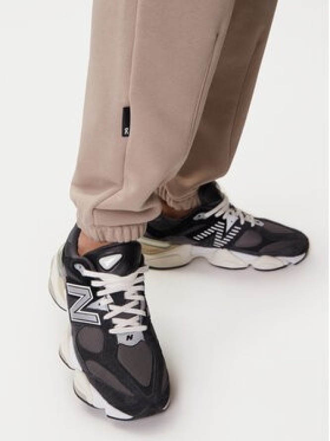 On Spodnie dresowe Club Pants 1ME1004 Beżowy Relaxed Fit
