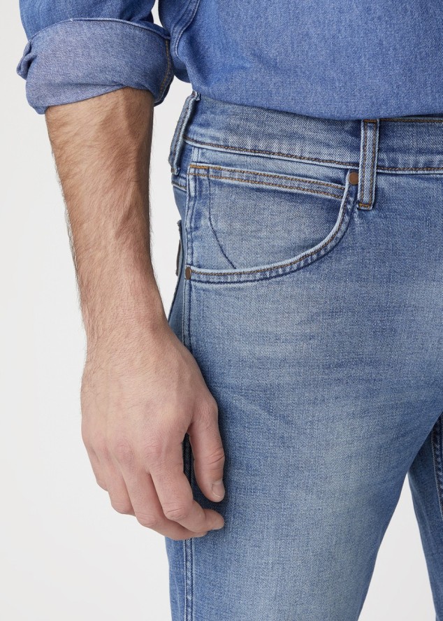 MĘSKIE SPODNIE JEANSOWE WRANGLER GREENSBORO BLUE FEVER W15QQ892R 112127033