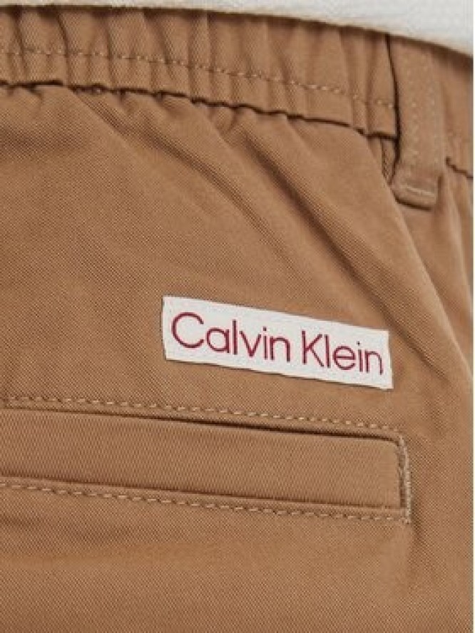 Calvin Klein Jeans Szorty materiałowe LV04RF612G Beżowy ciemny Regular Fit