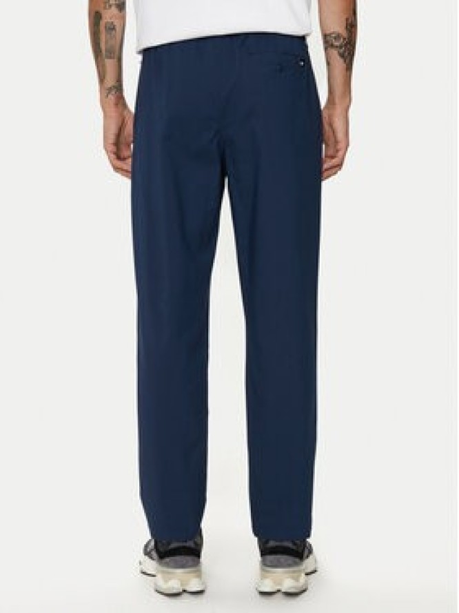 New Balance Spodnie materiałowe Athletics Standard MP43554NNY Granatowy Regular Fit