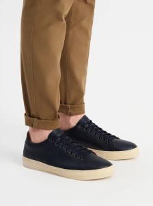 Granatowe buty typu trampki