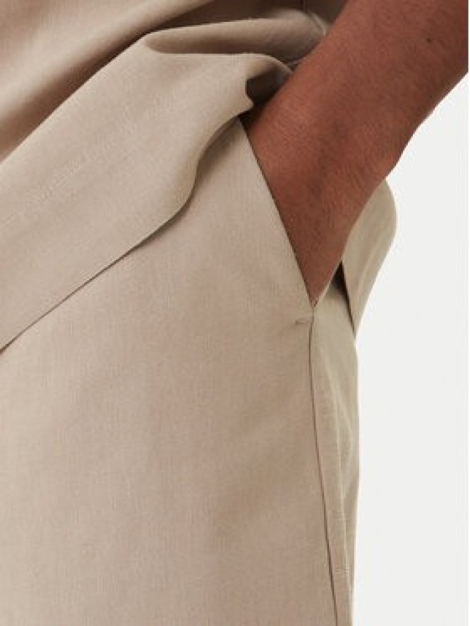 Emporio Armani Szorty materiałowe EM000681 AF20590 U6213 Beżowy Regular Fit