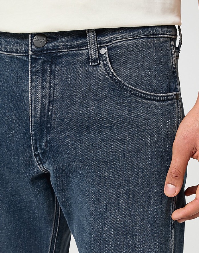 WRANGLER GREENSBORO MĘSKIE SPODNIE JEANSOWE JEANSY DŻINSY STORMY WASH 112357413 W15Q017437
