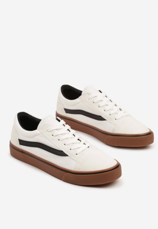 Biało-Beżowe Tenisówki z Ozdobną Naszywką z Boku i Klasycznym Sznurowaniem Noobicia