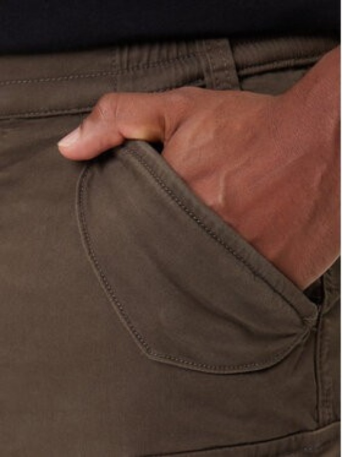 Alpha Industries Joggery Airman 188201 Zielony Tapered Fit