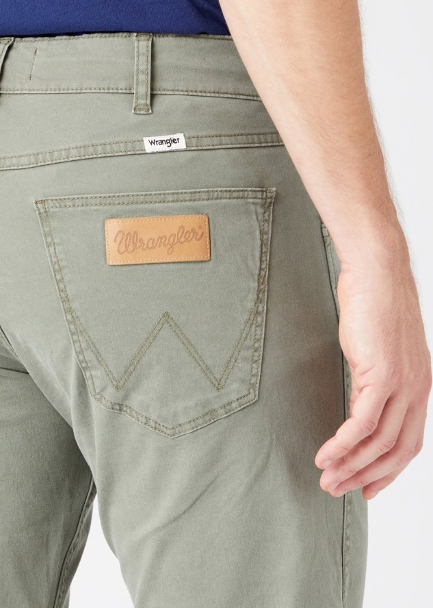 WRANGLER GREENSBORO MĘSKIE SPODNIE MATERIAŁOWE DUSTY OLIVE W15QY665M 112145836
