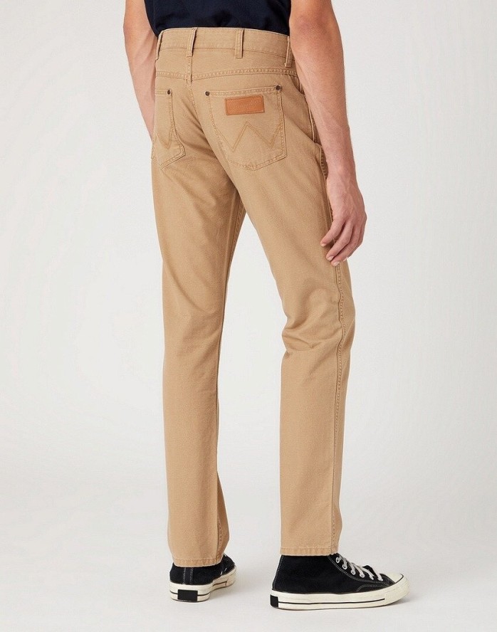 WRANGLER GREENSBORO MĘSKIE SPODNIE MATERIAŁOWE TIGERS EYE W15QDRC20 112334233