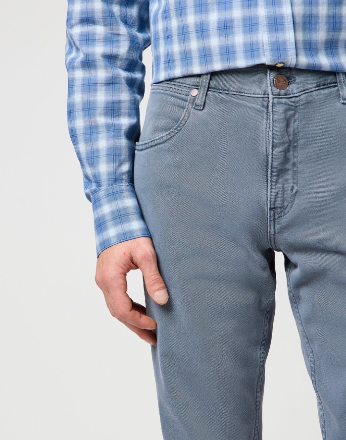 WRANGLER MĘSKIE SPODNIE JEANSOWE GREENSBORO DUSTY BLUE 112362404