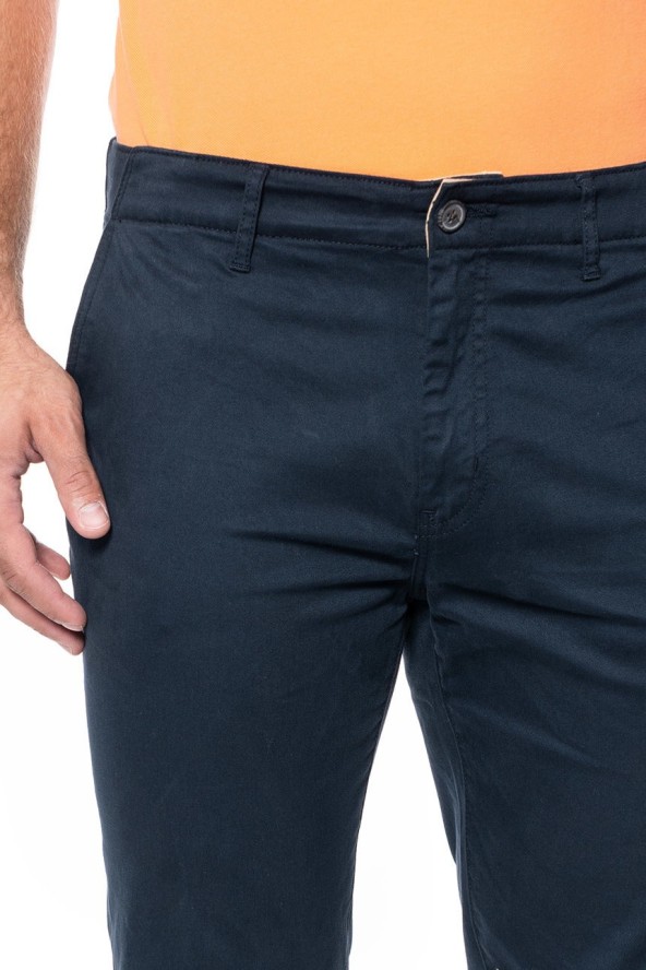 SPODNIE MĘSKIE WRANGLER CHINO IN NAVY W12CW3114 112126258