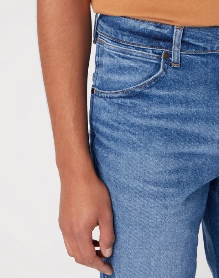WRANGLER RIVER MĘSKIE SPODNIE JEANSOWE SMOKE SEA W17TYLZ71 112331074