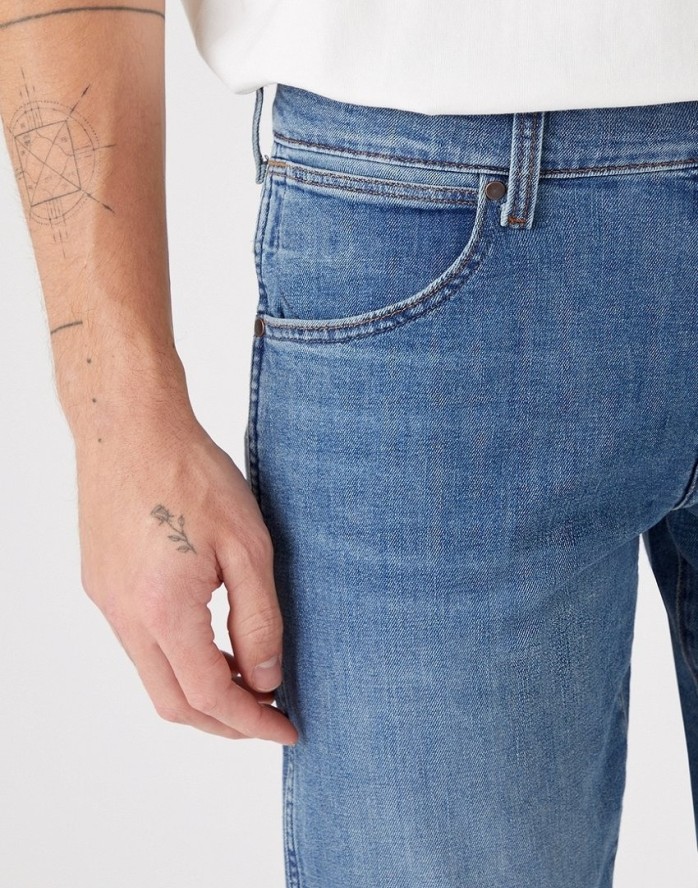 WRANGLER LARSTON MĘSKIE SPODNIE JEANSOWE DUSKY CLOUD W18SYJ38R 112145874